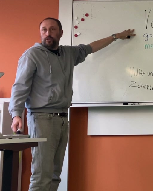 Damian Hiltebrand erklärt im Unterricht an der Tafel.