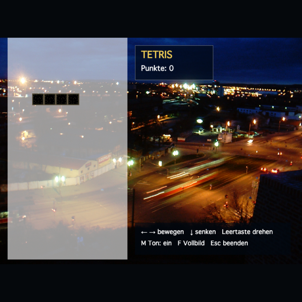 Echte Spielszene des rekonstruierten Tetris-Web-Ports mit Nachtpanorama und Originalspielsteinen